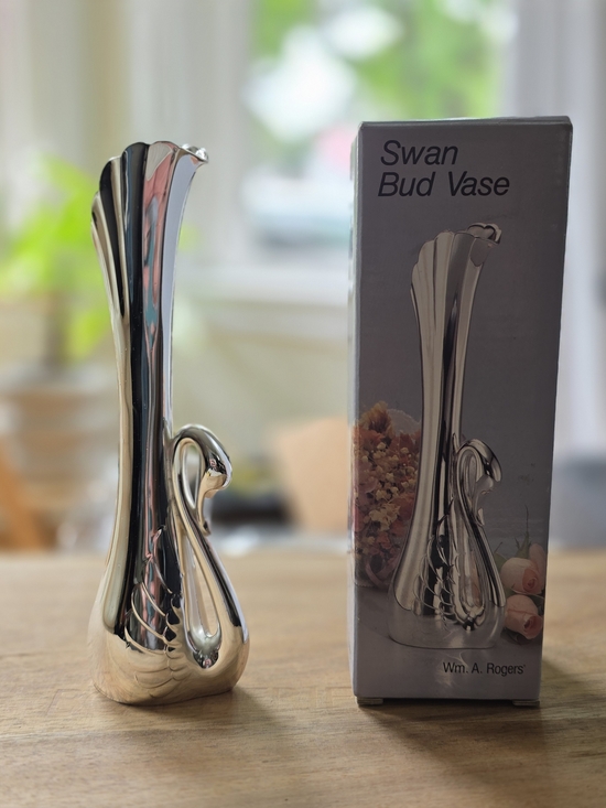 Onieda Other - vintage Oneida silver-plated swan bud vase, standing approximately 7 inches tall